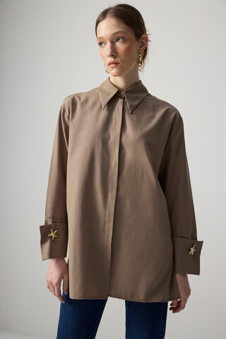 Touche Prive Blouse in Bruin: voorkant