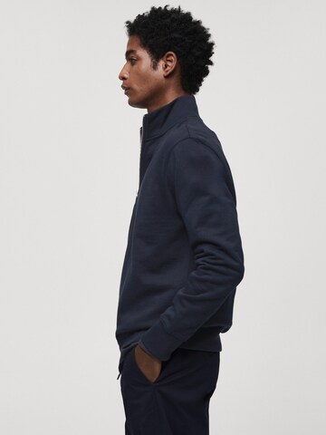 Sweat-shirt 'Winne' MANGO MAN en bleu