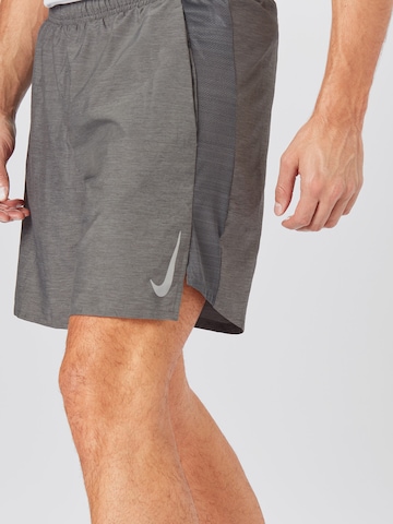 regular Pantaloni sportivi 'Challenger' di NIKE in grigio