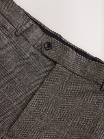 regular Pantaloni con piega frontale 'Motionflex' di Next in marrone