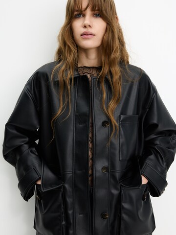 Pull&Bear Prehodna jakna | črna barva: sprednja stran