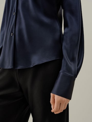 Lilysilk Blouse 'LILYSILK Seidenhemd im Schrägschnitt' in Blauw