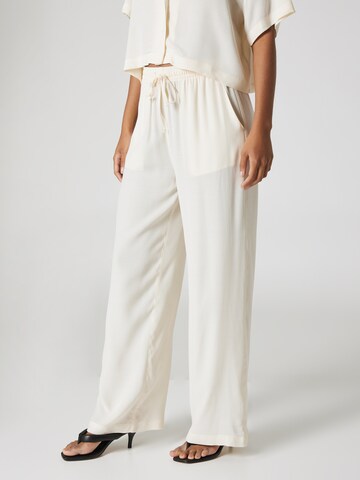 A LOT LESS Wide leg Broek 'Leila' in Beige: voorkant