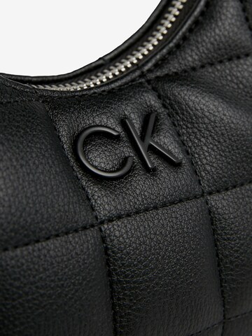 Calvin Klein Schultertasche in Schwarz