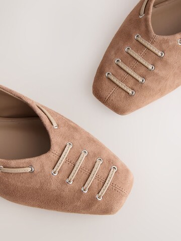 Next - Bailarina en marrón