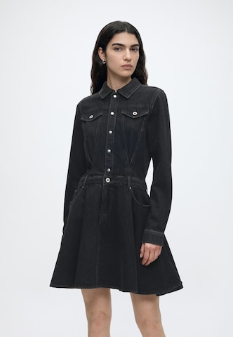KARL LAGERFELD JEANS - Vestido camisero en negro: frente