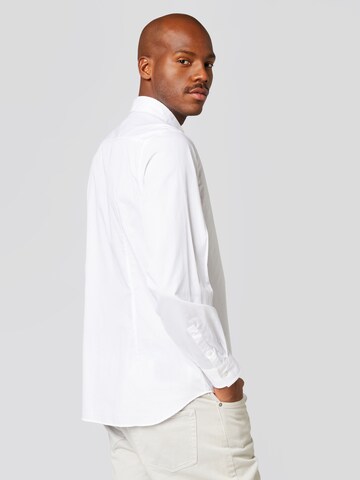 Coupe regular Chemise 'Adrian' ABOUT YOU x Alvaro Soler en blanc