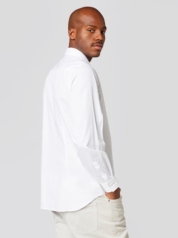 Coupe regular Chemise 'Adrian' ABOUT YOU x Alvaro Soler en blanc