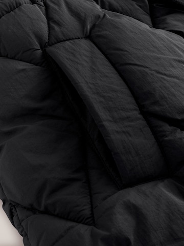 Next Mantel in Schwarz