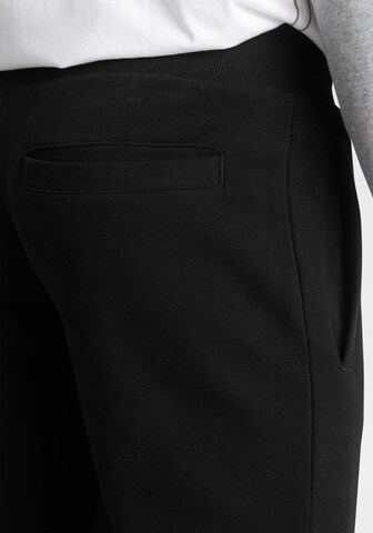 KangaROOS Tapered Pants in Black