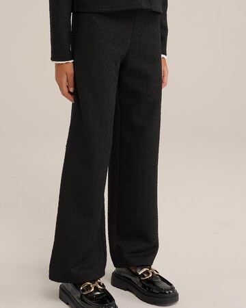 WE Fashion Loose fit Trousers in Black: front
