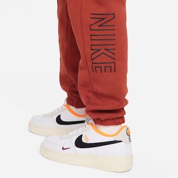 Nike Sportswear Tapered Hose in Rot