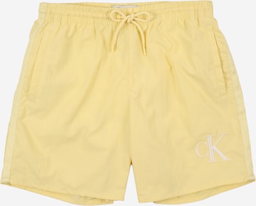 Calvin Klein Swimwear - Calções de banho em amarelo: frente