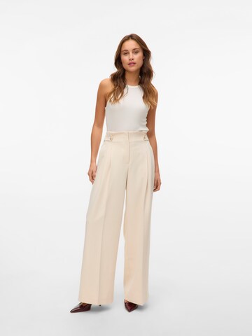 Wide leg Pantaloni con pieghe 'VMELMA' di VERO MODA in beige
