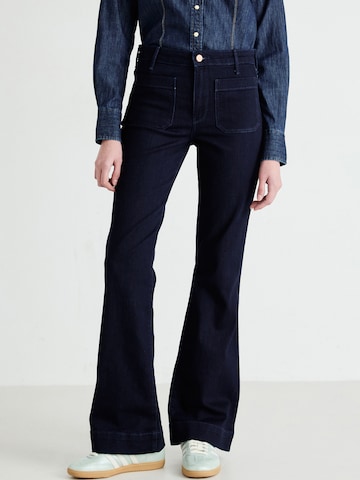 WRANGLER Flared Jeans in Blue: front