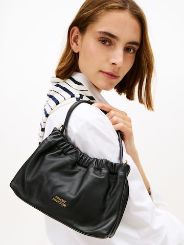 TOMMY HILFIGER Schultertasche in Schwarz