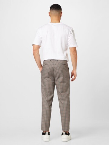 BURTON MENSWEAR LONDON Конический (Tapered) Брюки со складками в Коричневый
