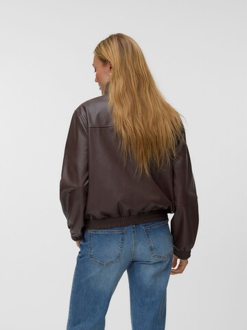 VERO MODA Overgangsjakke 'Giacche' i brun