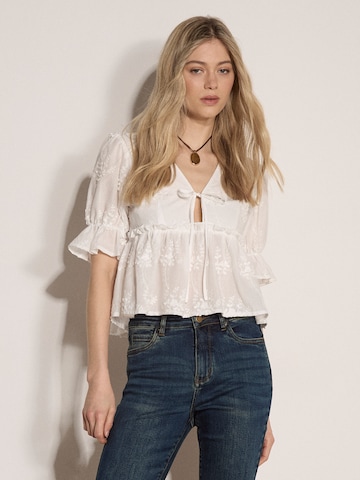 Apricot Floral Embroidered Cotton Crop Blouse ' ' in Weiß: Vorderseite