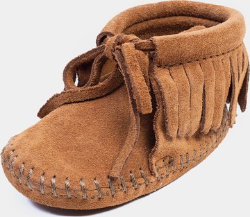 Pantoufle Minnetonka en marron : devant