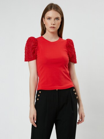 Influencer Shirt in Rood: voorkant