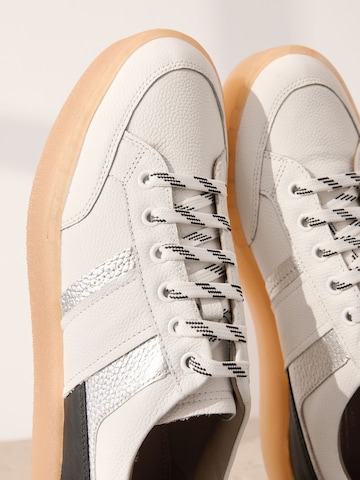 Sneaker low de la Next pe alb