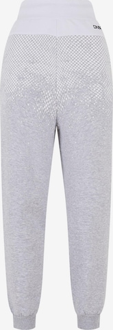 Dangerous DNGRS Tapered Broek 'Fawn' in Grijs: voorkant