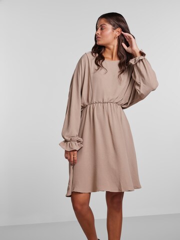 Robe 'Flore' PIECES en marron : devant