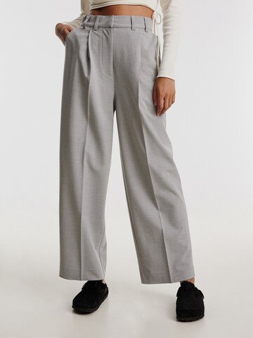 Loosefit Pantaloni 'Kaj' di EDITED in grigio: frontale