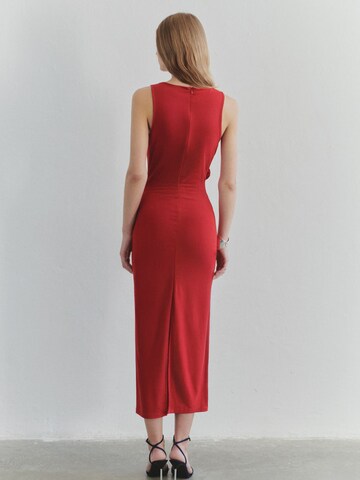 Rochie de seară de la Trendyol pe roșu