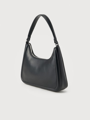 Calvin Klein Shoulder Bag in Black