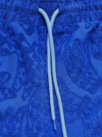 LIKS. Munich - regular Pantalón 'Kurze Frottee Hose' en azul