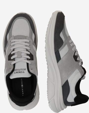 TOMMY HILFIGER Låg sneaker 'Modern Runner' i grå