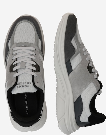 TOMMY HILFIGER - Sapatilhas baixas 'Modern Runner' em cinzento