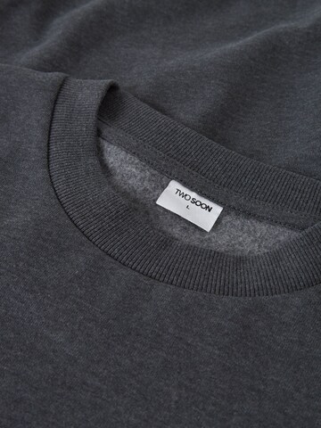 Sweat-shirt TWO SOON en gris