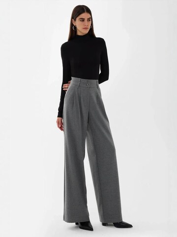 Hiccup - Perna larga Calças com pregas em cinzento: frente