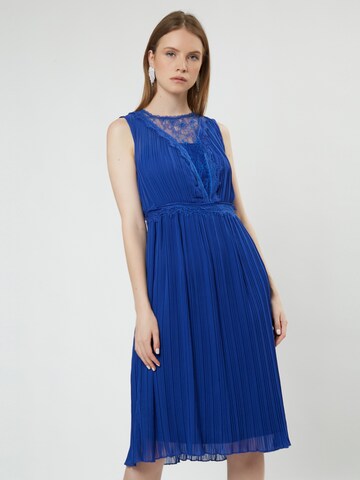 Influencer Dress in Blue: front