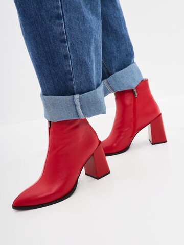 CESARE GASPARI Ankle Boots 'Classic' in Rot