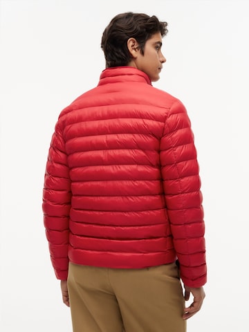 TOMMY HILFIGER Демисезонная куртка в Красный