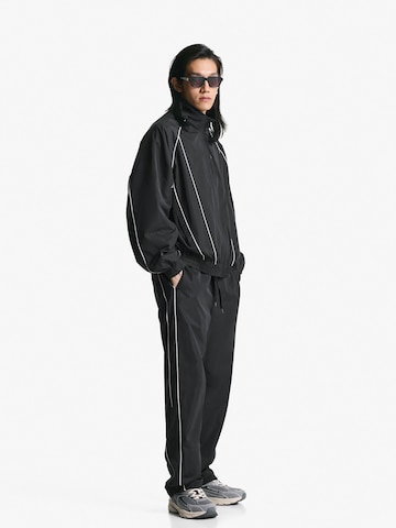 Effilé Pantalon Bershka en noir : devant