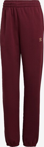 Tapered Pantaloni ' adicolor Essentials Fleece Jogginghose ' di ADIDAS ORIGINALS in rosso: frontale