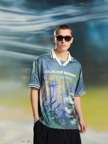 Bershka Тениска 'CLAUDE MONET LES AGAPANTHES' в зелено: отпред