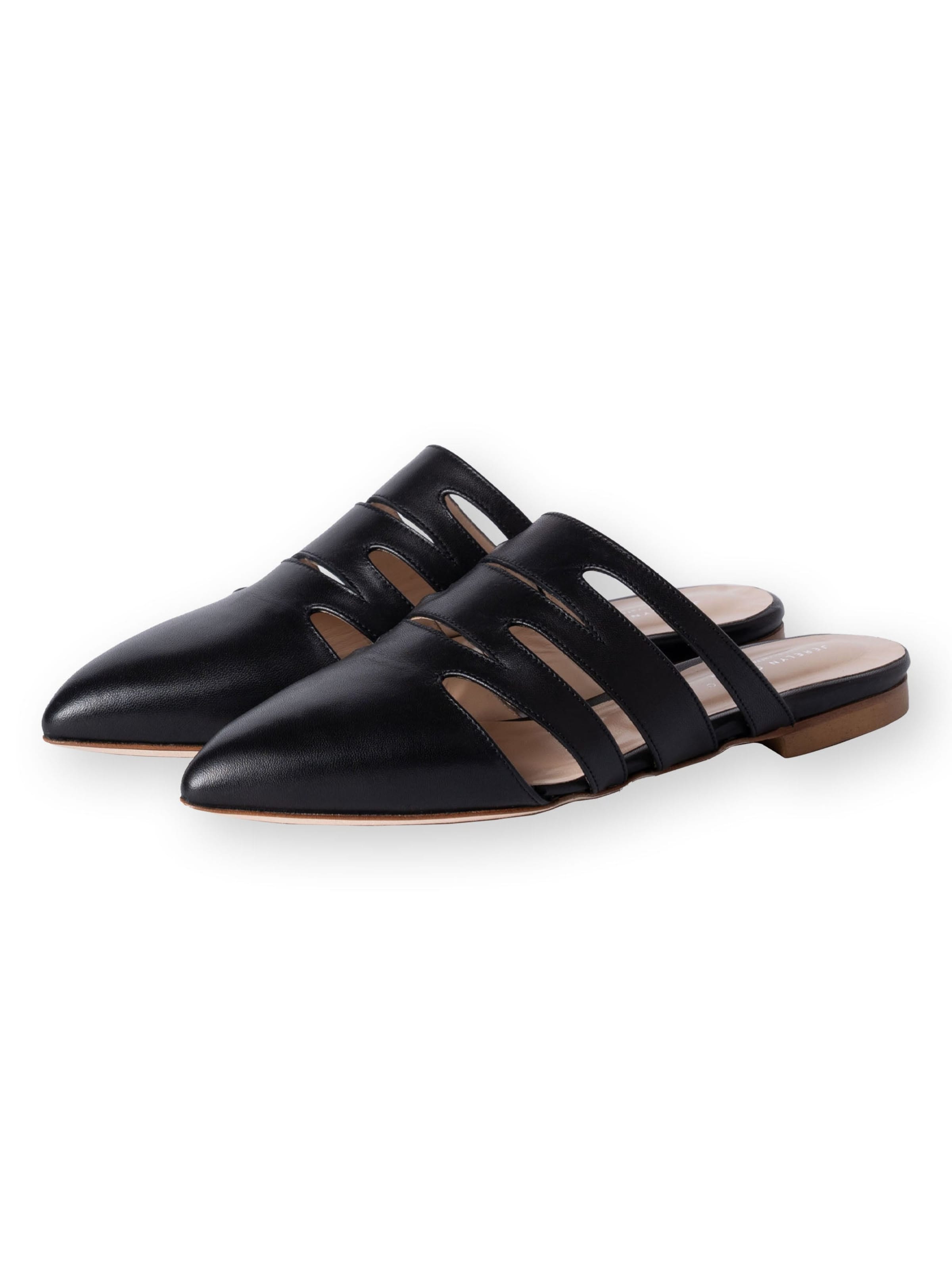 Zoccoletto 'Magnolia black' di Jerelyn Creado in nero