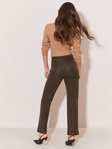 Regular Pantalon Lipsy en marron