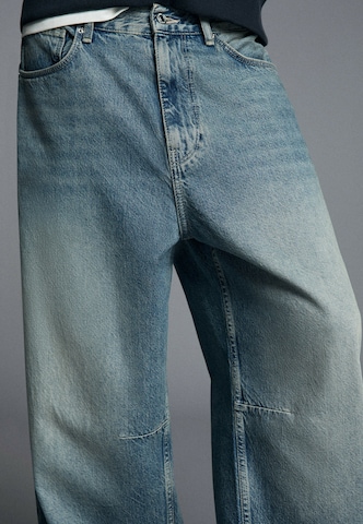 Barrel Jeans de la Bershka pe albastru
