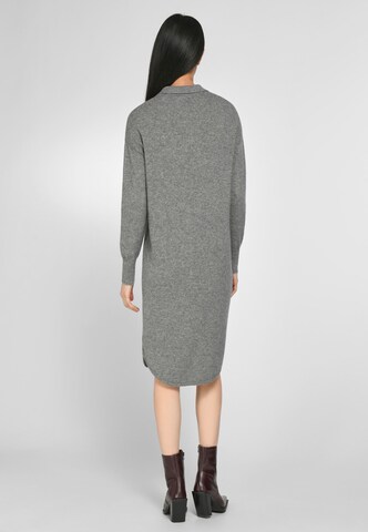 Robe include en gris