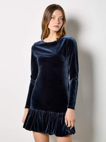 Apricot Velvet Bodycon Bubble Hem Mini Dress ' ' in Blau: Vorderseite