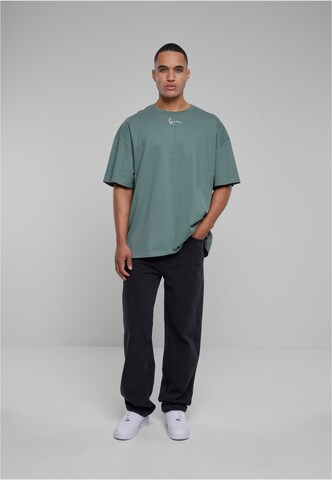 Tricou de la Karl Kani pe verde