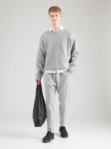 HOLLISTER Tapered Pants in Grey