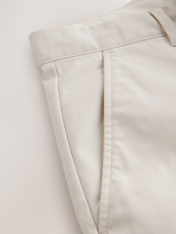 Coupe slim Pantalon chino Next en beige
